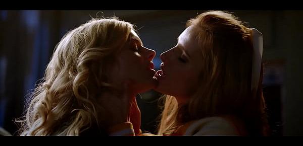  Bella Thorne kissing Samara Weaving - The Babysitter (2017)